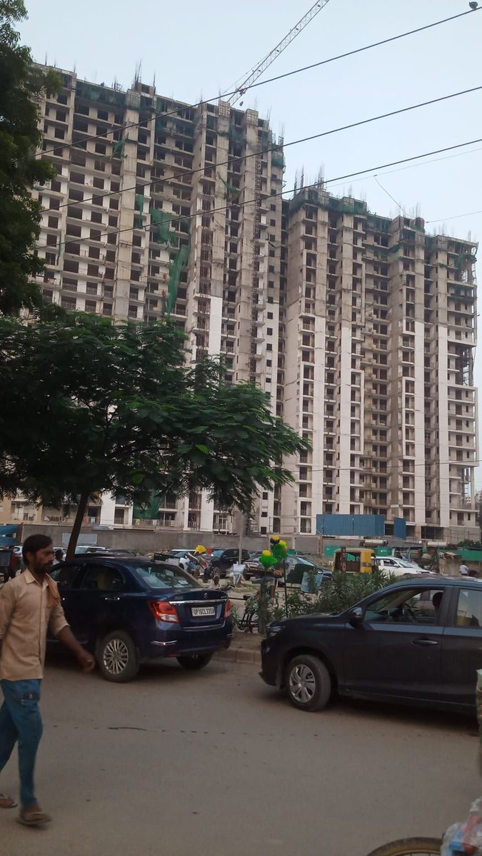 Socialindia20's tweet photo. 7 साल से @mahagungroup का गाजियाबाद क्रॉसिंग रिपब्लिक में महागुन मोंटेज प्रोजेक्ट अधर में लटका हुआ है.. पिछले 1 साल से @gdagzb और बिल्डर @Mahagun_India के बीच में फसे इस प्रोजेक्ट में काम ठप पड़ा हुआ है @Gen_VKSingh सांसद साहब @AtulGargBJP कहां है आपका न्याय? @myogiadityanath https://t.co/Y9H1fl4oW5