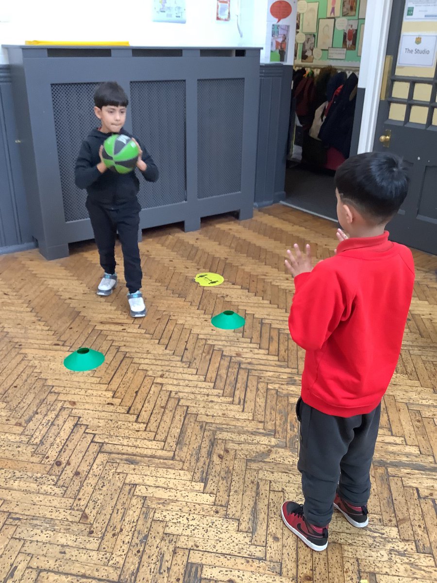 MarlboroughPrim's tweet photo. Year 3 showing some wonderful #passing skills in #basketball #chestpass #bouncepass #completepe https://t.co/soMCjMUoJQ