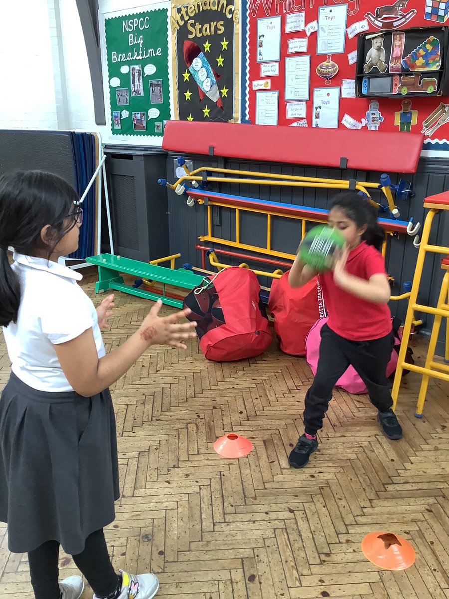 MarlboroughPrim's tweet photo. Year 3 showing some wonderful #passing skills in #basketball #chestpass #bouncepass #completepe https://t.co/soMCjMUoJQ