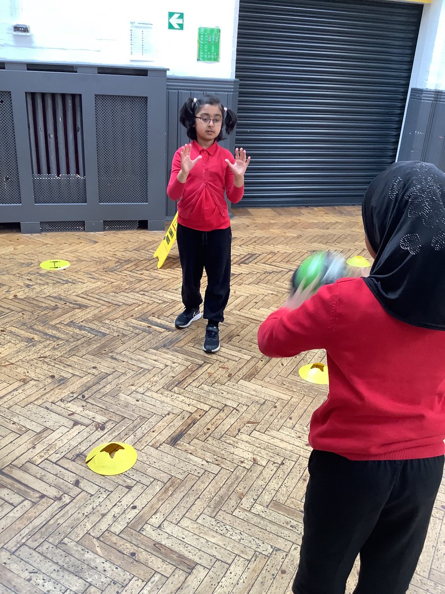 MarlboroughPrim's tweet photo. Year 3 showing some wonderful #passing skills in #basketball #chestpass #bouncepass #completepe https://t.co/soMCjMUoJQ