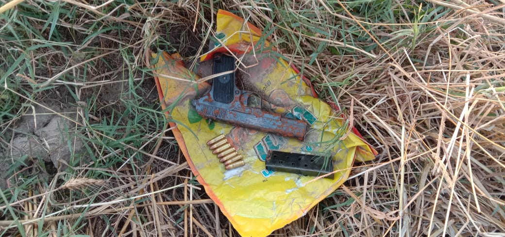 punjabview's tweet photo. #Breaking 
#alertBSF 

Today in a search operation in depth area, alert BSF Jawan recovered a Pistol along with 01 Maz &amp; 07 rounds at Abohar Distt Fazilka ...... 

#FirstLineofDefence #BSF #bsfagainstdrugs 
#TeJran Delhi Police https://t.co/XVnt0HFM4Z