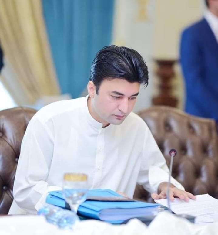 KaliwalYam's tweet photo. مراد سعید کون ہے؟

پاکستان میں مافیاز اور ان کے سہولت کاروں نے کبھی کسی عام آدمی کو آگے آنے نہیں دیا -

مراد سعید نامی اس جوان کو گالی بنا دیا گیا،اس کے خلاف
غلیظ پروپیگنڈہ کیا گیا -

اس لیے کہ ان کا تعلق ایک مڈل کلاس فیملی سے تھا -

بہت کم لوگ جانتے ہیں کہ سوات کی جنگ میں دہشت گردوں نے اس نوجوان کی ماں کے سر پر گولیاں ماری، اس کے بھائی کو گولیوں سے چھلنی کر دیا -
تب یہ طالب علم اور سٹوڈنٹس سیاست میں تھے عمران خان ان کے گھر تعزیت کے لئے گیے اور انہیں عملی سیاست میں لے آئے -

موروثی اور غلیظ سیاست کے کارندے کہاں برداشت کرسکتے تھے -

مراد سعید اپریل 2022 کے بعد عمران خان کے ساتھ چٹان کی طرح کھڑے ہے اور ثابت کیا وہ ایک نڈر اور بہادر انسان ہے۔

مراد سعید نے ملاکنڈ،سوات اور پشاور  میں دہشتگردی کے خلاف امن مارچ کئے۔
مراد سعید ایک محب وطن پاکستانی ہے۔

مراد سعید پاکستان کے مڈل کلاس کا وہ چہرہ ہے جسکو دیکھ کر ملک کے لاکھوں نوجوان اپنے مستقبل کیلیے پر امید ہے ۔ اس محب وطن  نوجوان کو جان سے مارنے کی دھمکیاں ملنا انتہائی افسوسناک ہے۔ ہم پہلے ہی ارشد شریف جیسا ہیرہ رجیم چینج کی نذر کر چکے ہیں۔ مراد سعید کی فول پروف  سیکیورٹی یقینی بنائی جائے۔
