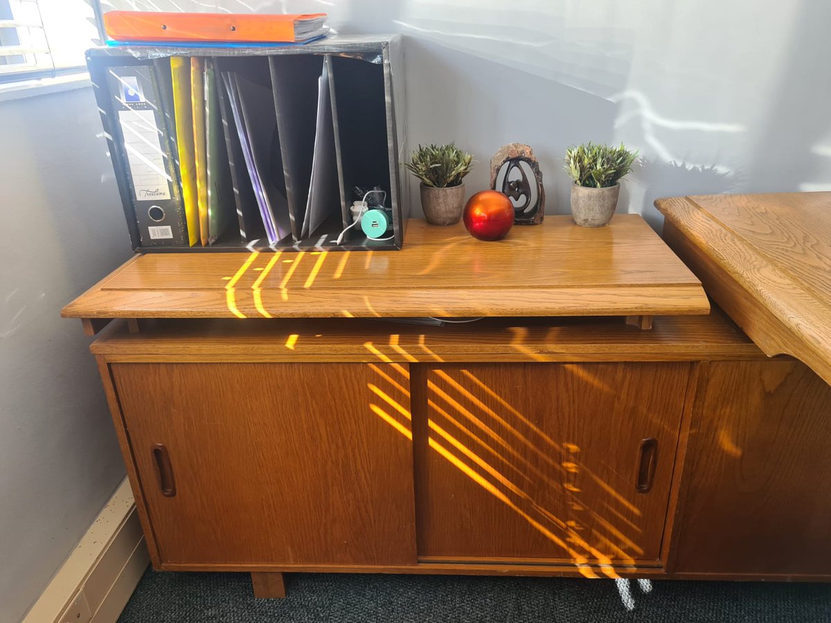 Nazy067's tweet photo. MEDICAL PRACTICE MOVING - OFFICE FURNITURE FOR SALE
R4500 (Desk, side unit, 2 Chairs)
Excellent condition.

NOTE: Delivery not included. Can be collected in Parktown, near Park Lane Clinic.

DM for more info. https://t.co/ZnCdtKWzTj