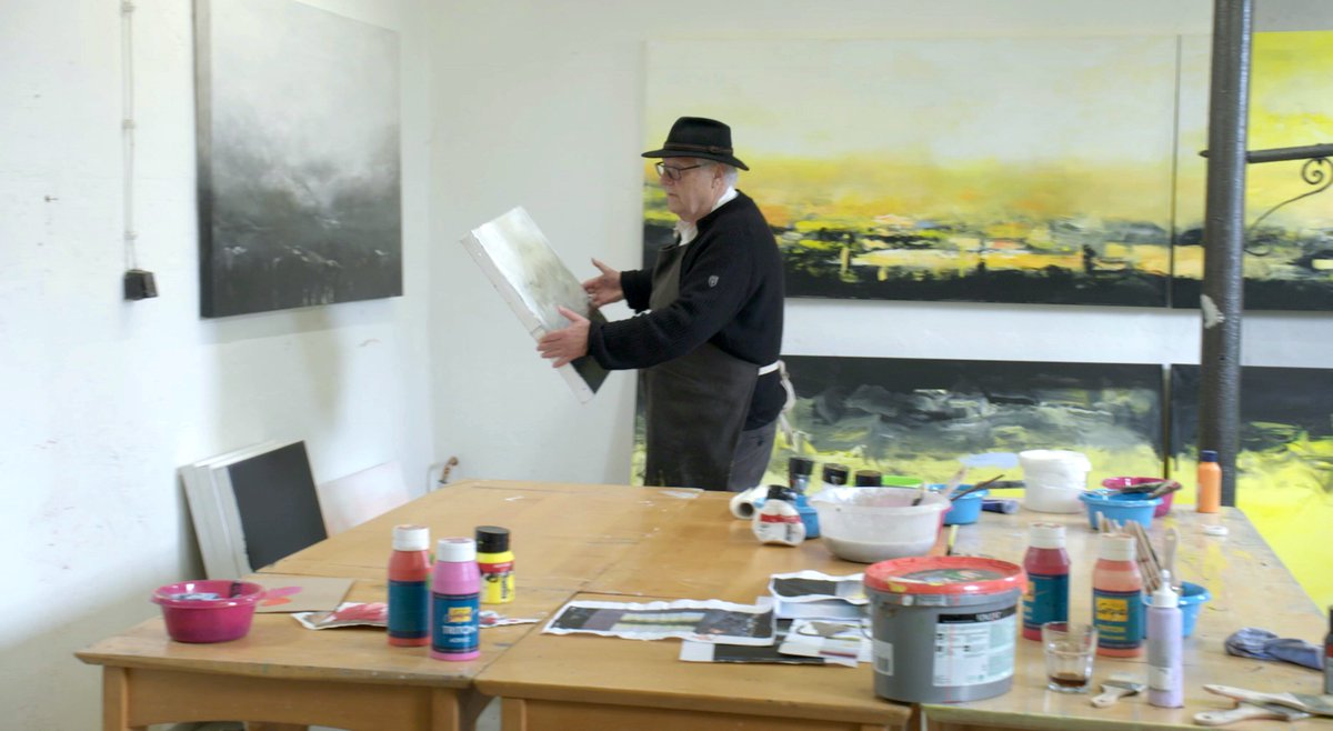 #Illusionist: Helge #Achenbach ist 1952 im Kreis Siegen geboren, studierte Sozialpädagogik, und er wurde einer der bedeutendsten und schillerndsten Kunstberater (#ArtConsultant) in Deutschland. 

Achenbach jonglierte mit Kunst und Millionen-Werken. 2012 endete es jäh: Betrug,