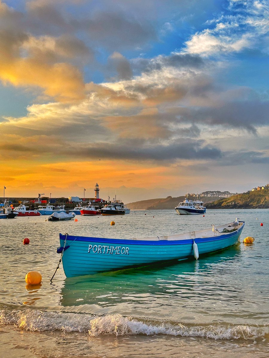 gemmak500's tweet photo. Harbour sunrise.
#cornwall #kernow #lovecornwall #explorecornwall #cornishcoast #sea #ocean #visitcornwall #stives #stivescornwall #sky #marine #sunrise #stivesbay #morning #cloud #quay #wharf #architecture #dawn #spring #harbour #boat #pilotgig #gig #rowing @beauty_cornwall https://t.co/udjXYt0QuI
