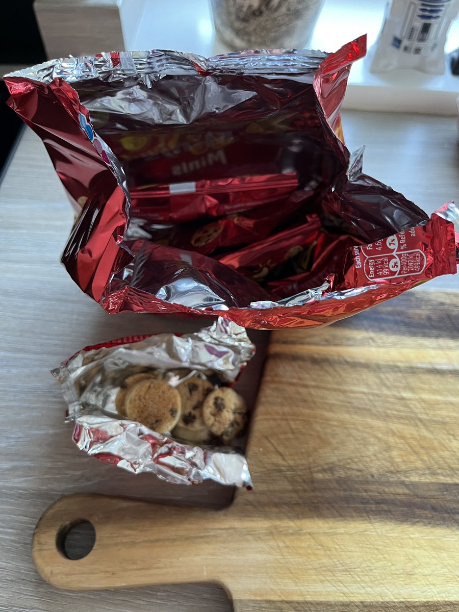 Every time <a href="/BurtonsBiscuits/">Burton's Biscuit Co</a> 😩 top bag of cookies sealed into the top of the multipack bag. Sort it out! #FirstWorldProblems