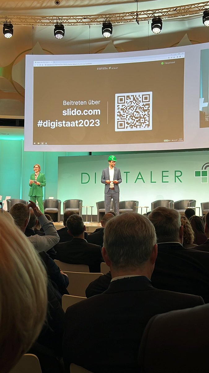 ColsmanNico's tweet photo. Solider Start auf der digitalen Staat Veranstaltung in Berlin. Wird spannend und Respekt an die Moderation, die sich unironisch einen Bauhelm aufgesetzt hat - weil: Geht ja um den Umbau des Staates 👍🏼 love it. #digistaat23 https://t.co/OxPxC1ozxW