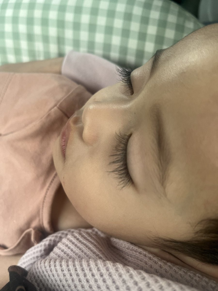 FattNabilah's tweet photo. Mak kau kemain lah bermascara nak bulu mata nampak panjang. Kau lahir2 bulu mata dah kemain panjang 😒 #makyangjelesdgnanaksendiri 😂 https://t.co/Cnh3kHi8Bn