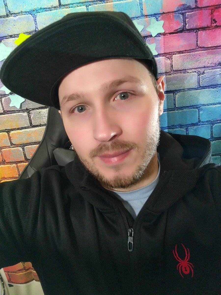 BlaineThePainTV's tweet photo. 👀 All gamers reply with a selfie. https://t.co/DF49JVkWQo
