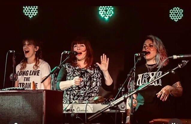 PineyGir's tweet photo. 🎶Mid aaah 🎶

#backingsingers #backingvocals #gazcoombes #roxys #roxyroxyroxy #worldsstrongestband #turnthecararound #longlivethestrange https://t.co/VurjKPvsNI https://t.co/P5nJl8I7EO