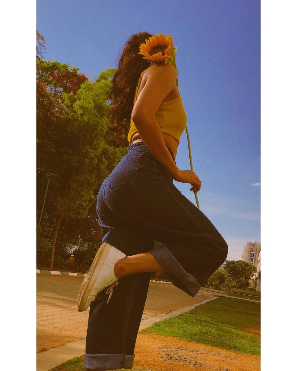 fillamwala's tweet photo. Hello sunshine🌻😍
Guess who?
#guesswho #intresting #whoisshe #guess #docomment #harryup #sunshine #somethingnew #fillamwala https://t.co/sfJHn3dwVS