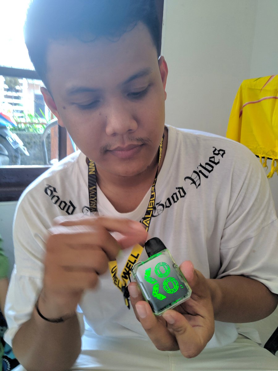 1270_896's tweet photo. My boy loves his new pod.
Uwell Caliburn GK2 Vision, Limpid Gray.

Thanks to @Uwelltech

#uwell #uwelltech #caliburngk2vision #limpidpod https://t.co/7G6HIt38CS