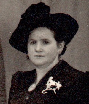 Dans son hôtel-restaurant de #Brest, quand ses clients entrent en #Résistance, elle accepte leurs réunions et favorise leur hébergement. En 1943, elle franchit le pas et aide à l'organisation d'une évasion pour 7 internés.

Claudette CORMAULT (1910-1990)
resistance-brest.net/article686.html