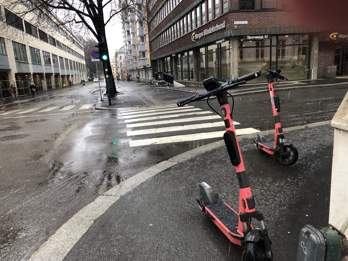 Norges Blindeforbund Oslo (@nbfoslo) on Twitter photo Dagens snublefelle er to røde ståmopeder fra Voi, strategisk plassert på tvers av fortauet foran fotgjengerfeltet ved <a href="/Blindeforbundet/">Norges Blindeforbund</a> i Sporveisgata. Hva skjer med krav om ordnet parkering og geofencing <a href="/RaymondJohansen/">Raymond Johansen</a> <a href="/sirinstav/">Sirin Stav</a> <a href="/Bymiljoetaten/">Bymiljøetaten</a>? Dagens snublefelle er to røde ståmopeder fra Voi, strategisk plassert på tvers av fortauet foran fotgjengerfeltet ved <a href="/Blindeforbundet/">Norges Blindeforbund</a> i Sporveisgata. Hva skjer med krav om ordnet parkering og geofencing <a href="/RaymondJohansen/">Raymond Johansen</a> <a href="/sirinstav/">Sirin Stav</a> <a href="/Bymiljoetaten/">Bymiljøetaten</a>?