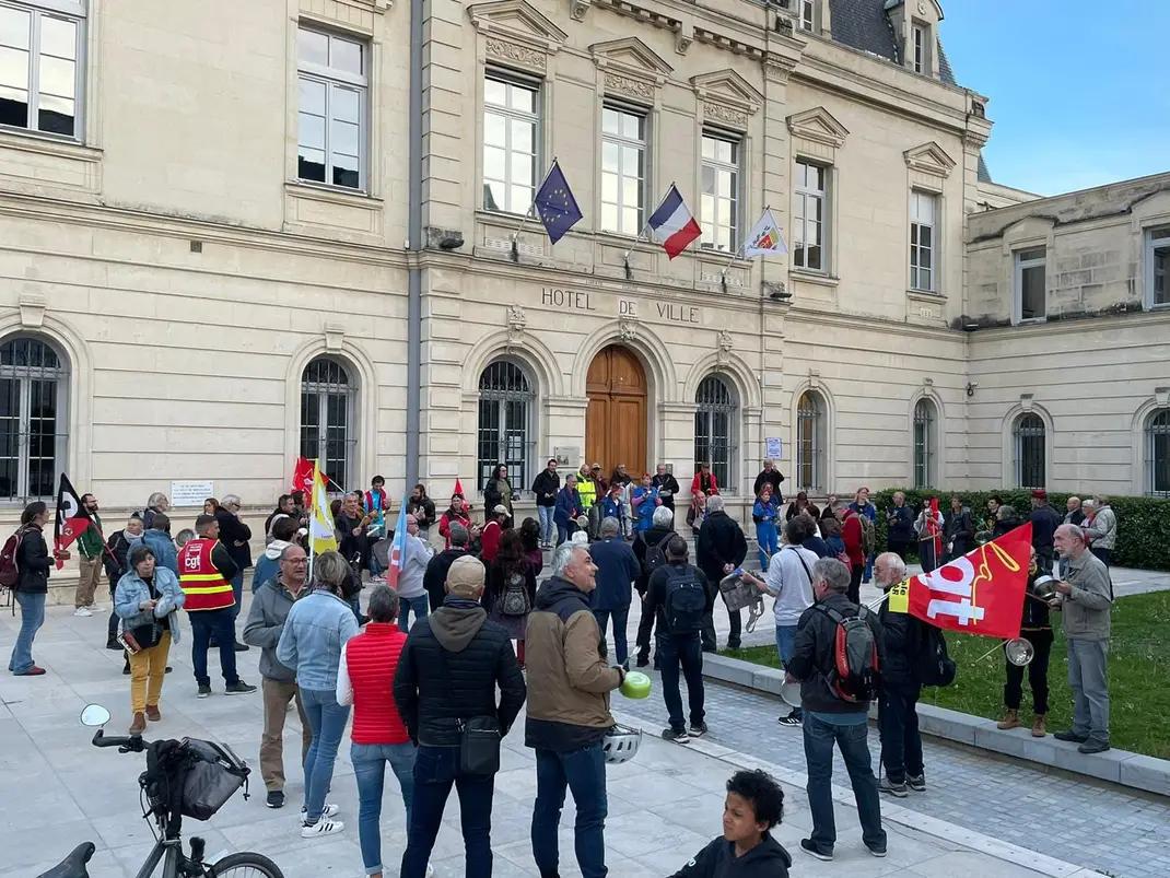 GRsudest's tweet photo. Concert de casseroles devant la mairie et manifestation à Montélimar hier soir!! Plus de 100 personnes pour lutter contre ce gouvernement qui méprise les travailleurs ! Luttons pour le socialisme ✊ https://t.co/Vs6TRe1YQ6