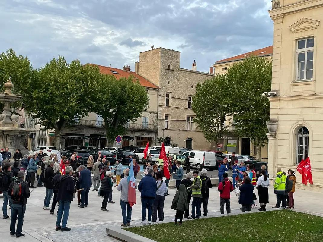 GRsudest's tweet photo. Concert de casseroles devant la mairie et manifestation à Montélimar hier soir!! Plus de 100 personnes pour lutter contre ce gouvernement qui méprise les travailleurs ! Luttons pour le socialisme ✊ https://t.co/Vs6TRe1YQ6