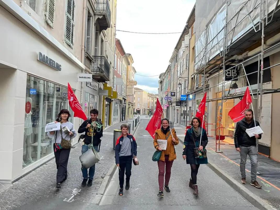 GRsudest's tweet photo. Concert de casseroles devant la mairie et manifestation à Montélimar hier soir!! Plus de 100 personnes pour lutter contre ce gouvernement qui méprise les travailleurs ! Luttons pour le socialisme ✊ https://t.co/Vs6TRe1YQ6