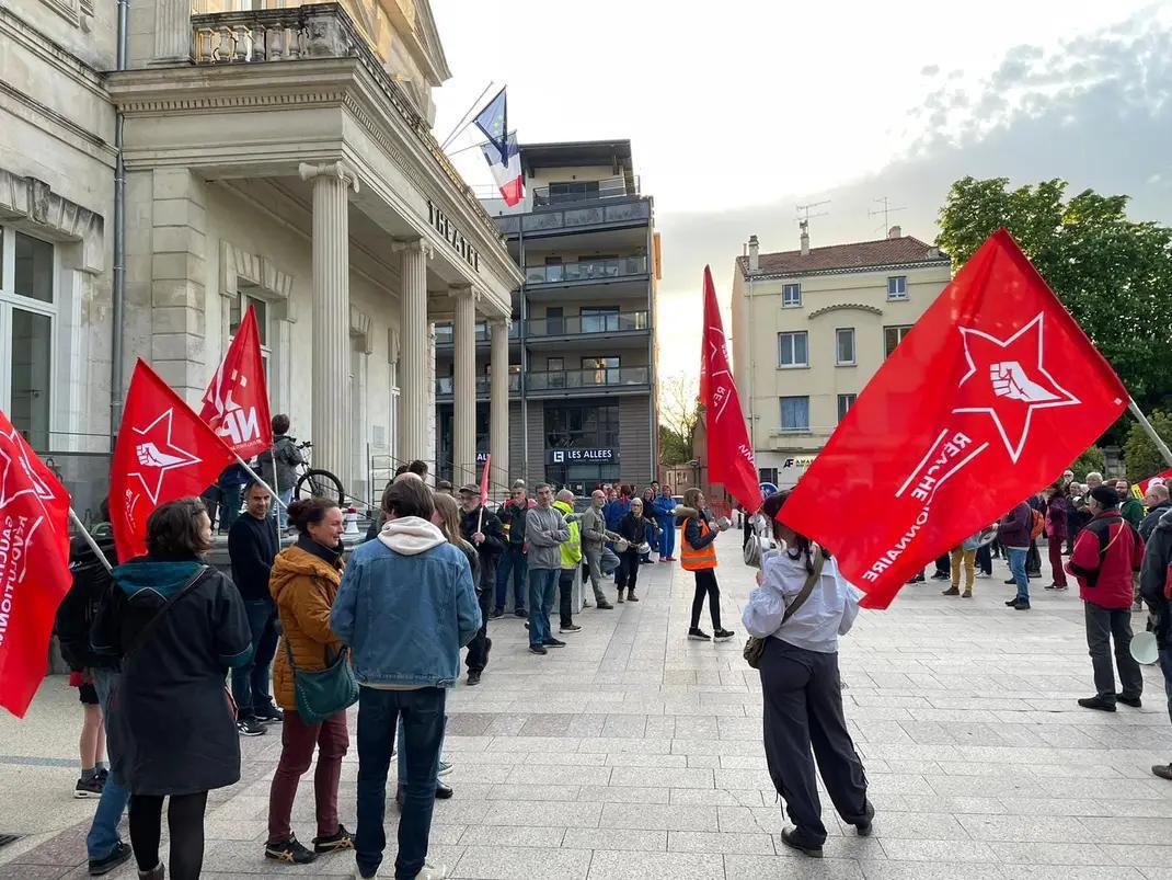 GRsudest's tweet photo. Concert de casseroles devant la mairie et manifestation à Montélimar hier soir!! Plus de 100 personnes pour lutter contre ce gouvernement qui méprise les travailleurs ! Luttons pour le socialisme ✊ https://t.co/Vs6TRe1YQ6