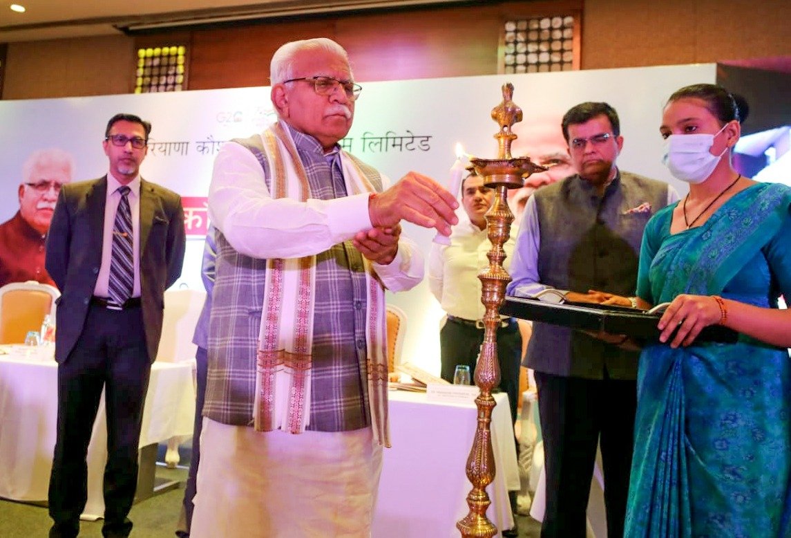 cmohry's tweet photo. सीएम श्री @mlkhattar ने आज गुरुग्राम में हरियाणा कौशल रोजगार निगम लिमिटेड (HKRNL) द्वारा आयोजित कॉरपोरेट वार्ता में बतौर मुख्य अतिथि शिरकत की।

बैठक में उन्होंने पोर्टल पर पंजीकृत युवाओं को निजी क्षेत्र में रोजगार उपलब्ध करवाने हेतु 100 से अधिक कॉरपोरेट प्रतिनिधियों से संवाद किया।