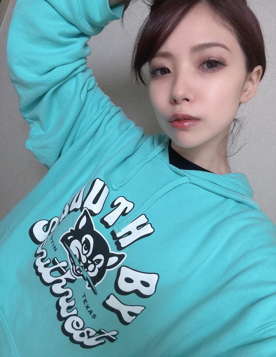 _chakixx_'s tweet photo. NAONのYAONリハでしたん☀️
SXSWの可愛いパーカー着てました😌

毎回楽屋が大好きな先輩&amp;友達いっぱいで楽しい。
良い日にしましょう😀✨ https://t.co/Q6FW33DnFJ