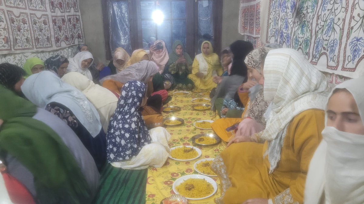 Shabeen51781434's tweet photo. First ever Iftar party organised by Indian Army for Local women various villages of Dist Kupwara on 18 & 19 Apr 23.
#KupwaraTerriers #CLX #dawatEiftar #developmentKup #womenempowerment
@adgpi @ChinarcorpsIA @NorthernComd_IA @ManojNaravane @PMOIndia https://t.co/kPpSnr1kai