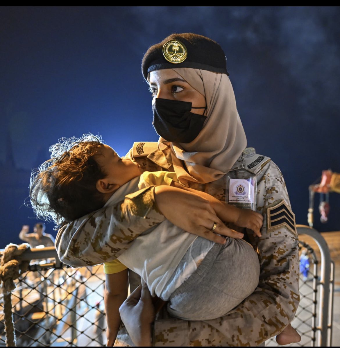 mulhim12's tweet photo. Saudi navy female Chief Petty Officer 
help carry a baby during the evacuation operation of Saudis and other foreign nationals from Sudan..

5 Saudi Navy frigates &amp; one Supply Ship were involved in the initial operation. https://t.co/izDvOILXTv