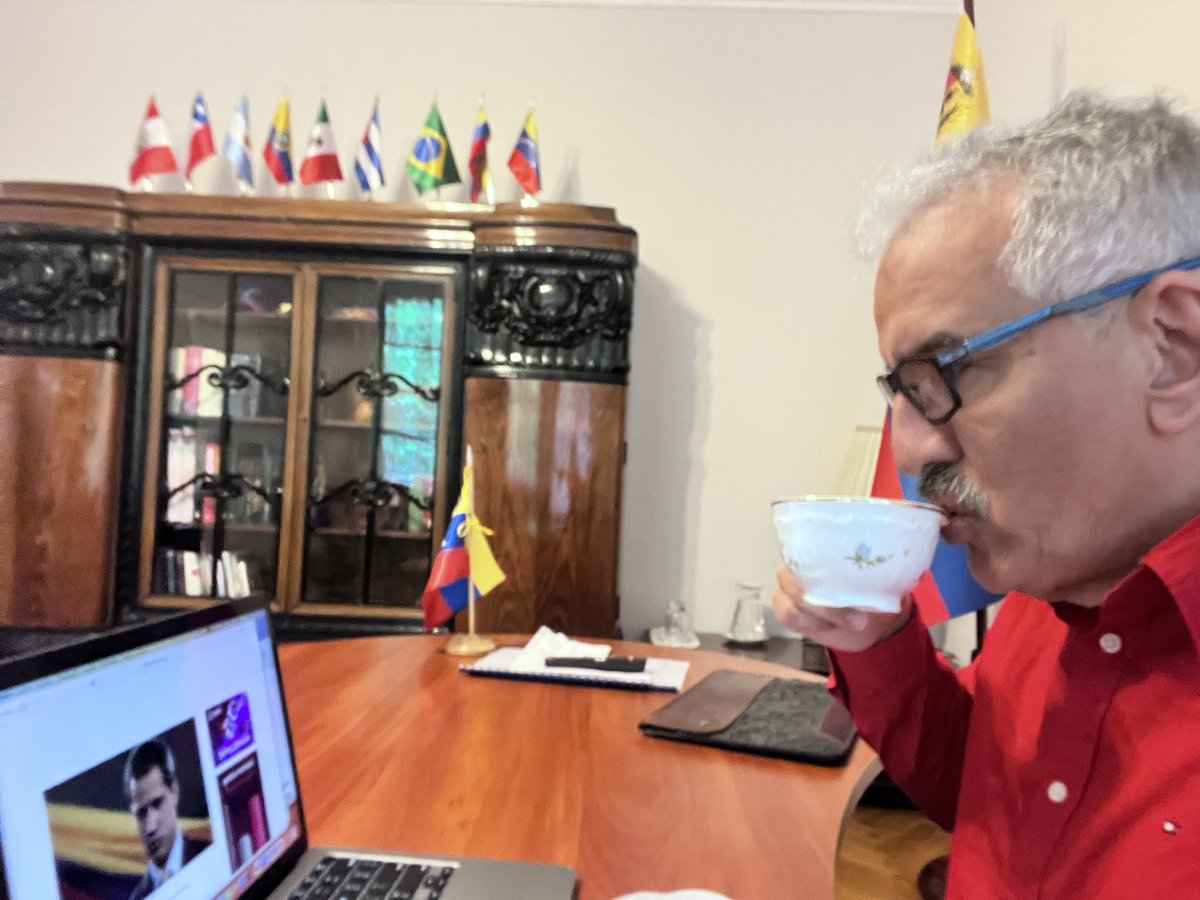JoseRiveroPsuv's tweet photo. Y tomándome un café en la embajada de la República Bolivariana de Venezuela me vacilo suavemente que al Rastrojo Mayor lo expulsaron de Colombia via a Miami… https://t.co/kHMLzqjCFC