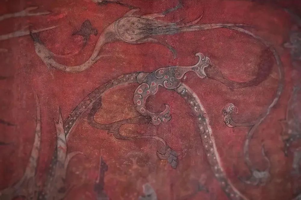 The mural found in a Western Han Dynasty (206 BC-AD 24) tomb depicts a dragon, white tiger, vermilion bird, monster and lingzhi fungus, as well as decorative patterns around the edges, showing the owner’s longing for immortality. Collection: Henan Museum. #MuseumTreasures