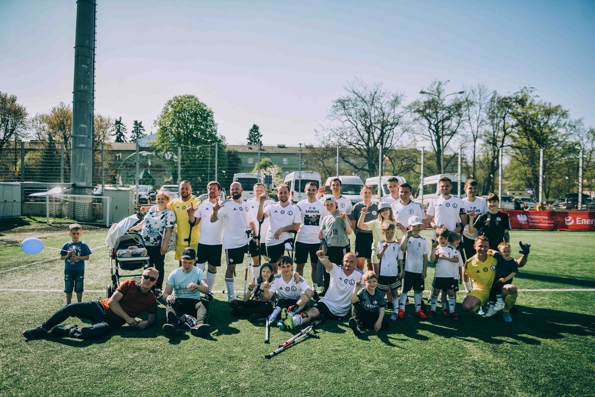 AmpLegia's tweet photo. Dziękujemy wszystkim Legionistom za wsparcie 🤜🤛

Fot. @j_prondzynski 

#AmpLegia #Legia #LegiaWarszawa https://t.co/g6U7IcHenR