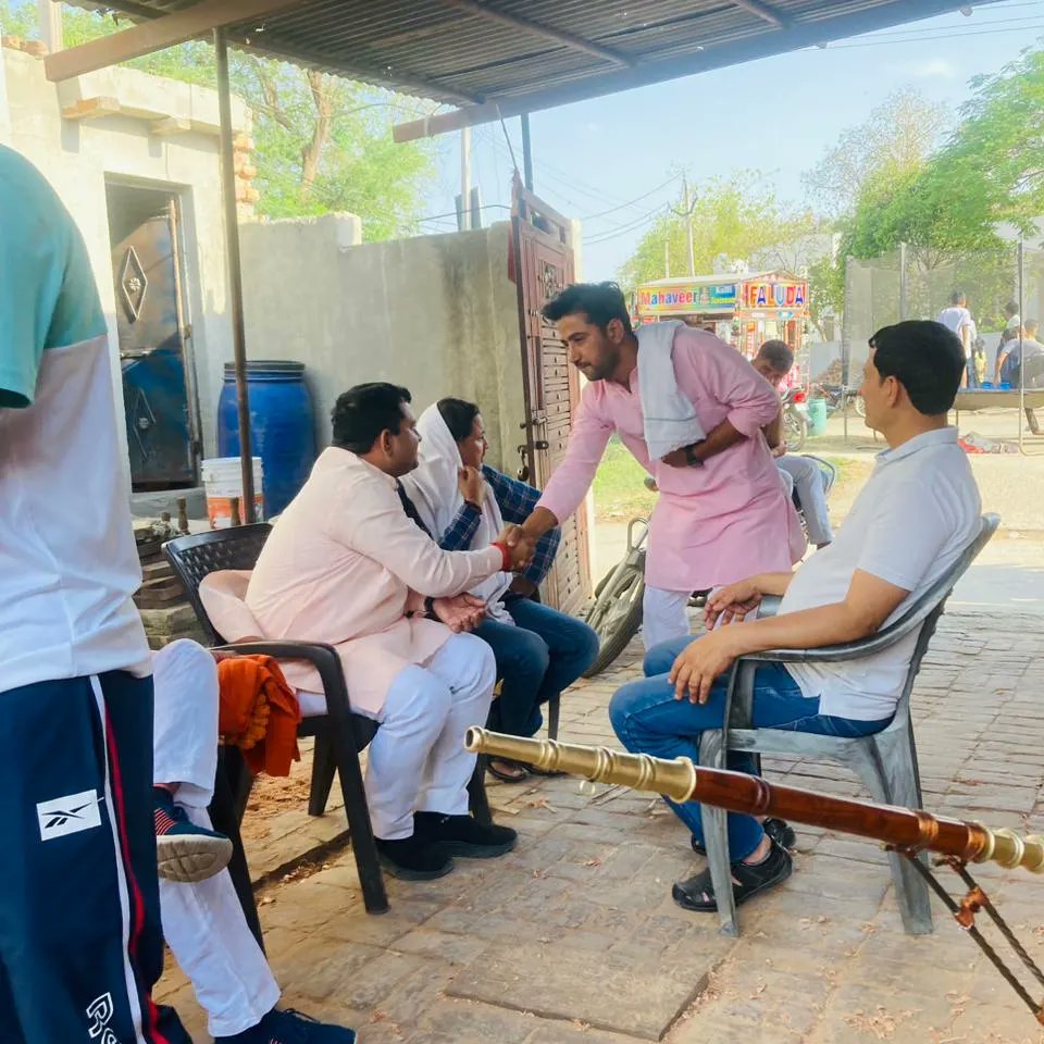 NaveenBunty4BJP's tweet photo. अपने हल्के के गांव lova में अपनो के बीच #जनसंपर्क_अभियान किया और युवा साथियों के साथ राजनीतिक विषयों पर चर्चा की
#आपका_बेटा_आपका_भाई
@NaveenBunty4BJP 

@OPDhankar @BjpBiplab https://t.co/1WMGOAtIHE