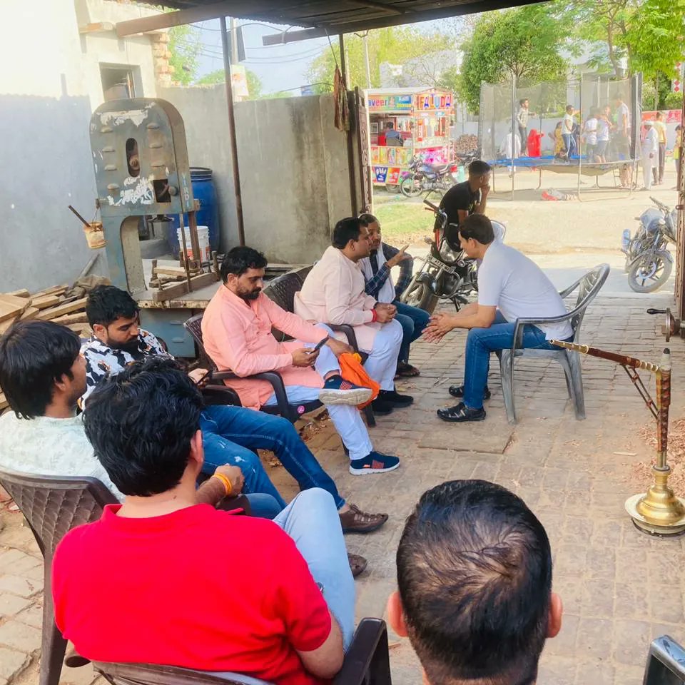 NaveenBunty4BJP's tweet photo. अपने हल्के के गांव lova में अपनो के बीच #जनसंपर्क_अभियान किया और युवा साथियों के साथ राजनीतिक विषयों पर चर्चा की
#आपका_बेटा_आपका_भाई
@NaveenBunty4BJP 

@OPDhankar @BjpBiplab https://t.co/1WMGOAtIHE