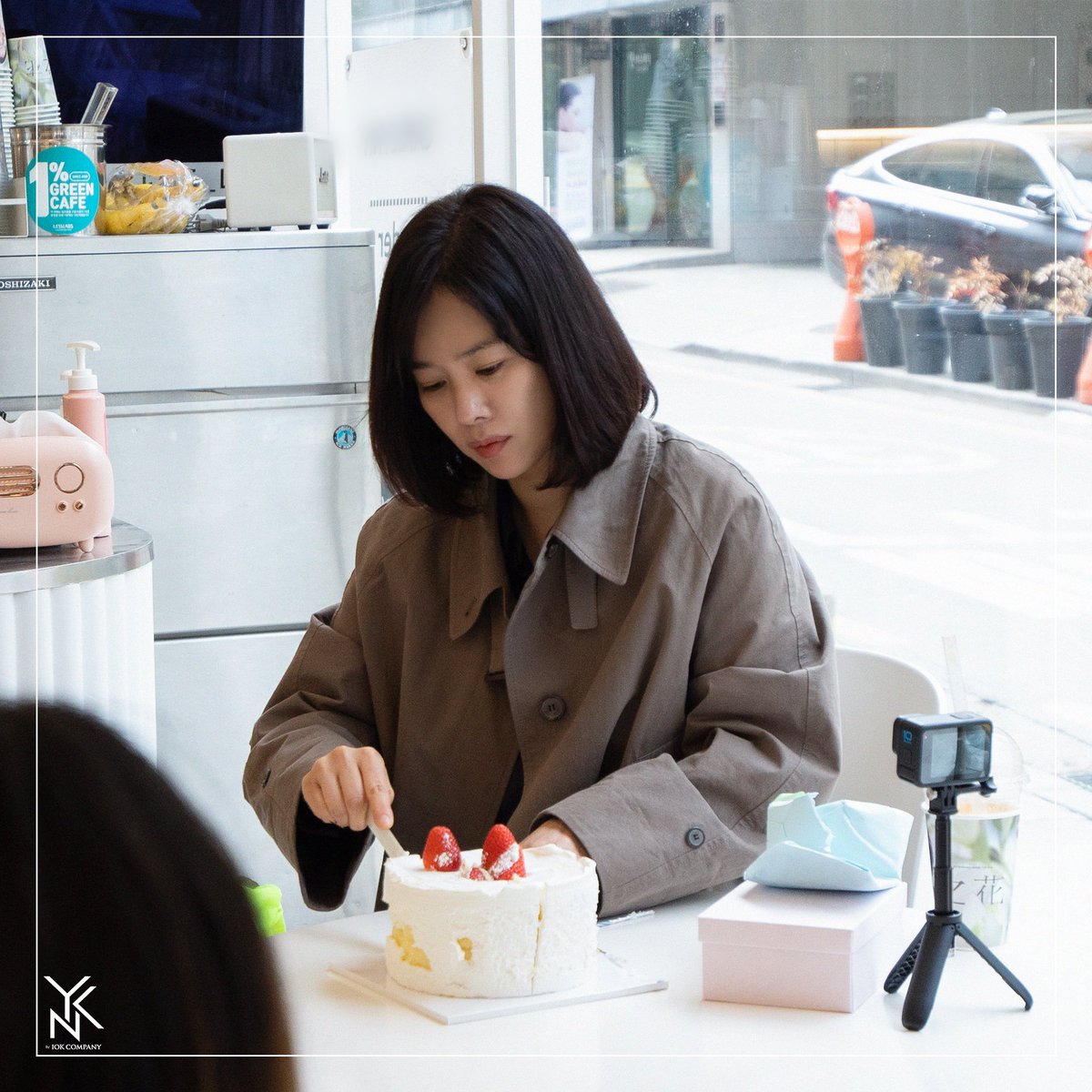 YNK_sungduck's tweet photo. 또 하나의 소중한 추억이 된 현주 배우의 첫 생일 카페 방문기!
비하인드를 기다리며.. 프리뷰 투척👀❤️

#김현주 #KimHyunJoo https://t.co/Y1AS6tfsmj