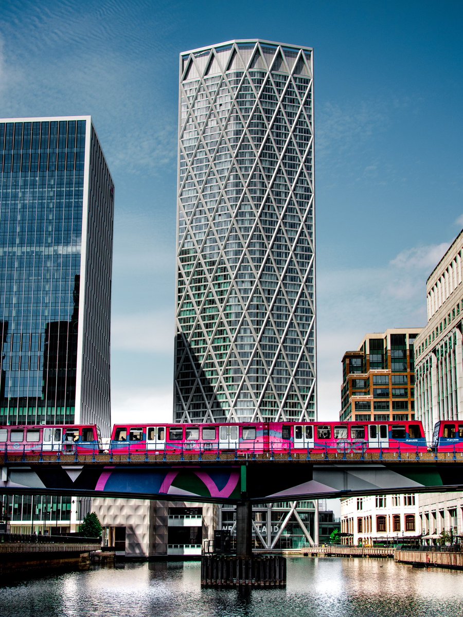 CandidBystand73's tweet photo. Canary Wharf - May 22 This has to be one of London's best places for street photography.

#london #canarywharflondon #travelphotography #street #londonlife #streetphotography #londonlife #streetleaks #streetmobs #streetfinder #streethunters #urbanromantix #m6ii #35mm https://t.co/18dfR8IoEu