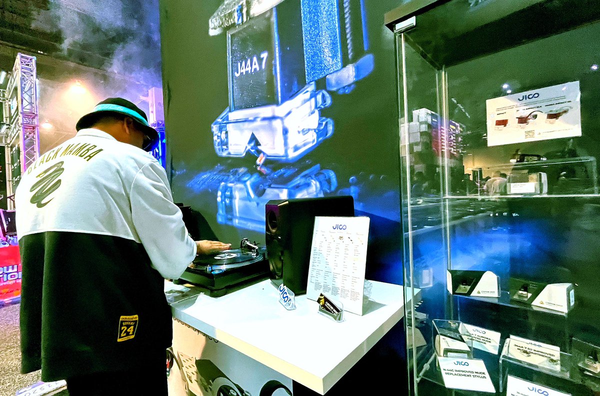 JICO_INT's tweet photo. NAMM SHOW 2023 REPORT ①
Showcased the J44A7, J44D, and Impact models at the NAMM Show 2023 and received a positive response from attendees that used and tested the cartridges.
@mixware
#JICO #JICOCustomShop #NAMMShow #NAMMShow2023 #MIXWARE #DJCulture #Turntablism https://t.co/5kChU6eOsB