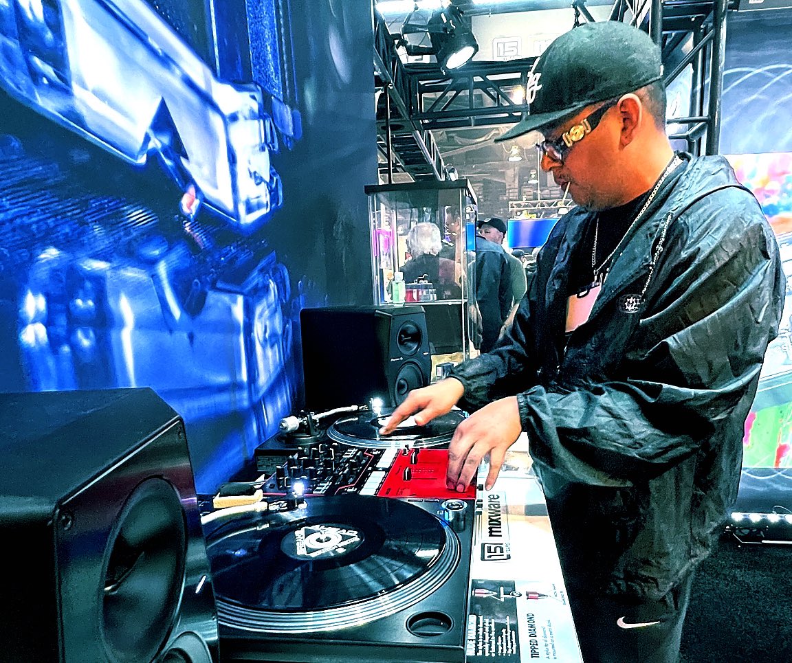 JICO_INT's tweet photo. NAMM SHOW 2023 REPORT ①
Showcased the J44A7, J44D, and Impact models at the NAMM Show 2023 and received a positive response from attendees that used and tested the cartridges.
@mixware
#JICO #JICOCustomShop #NAMMShow #NAMMShow2023 #MIXWARE #DJCulture #Turntablism https://t.co/5kChU6eOsB