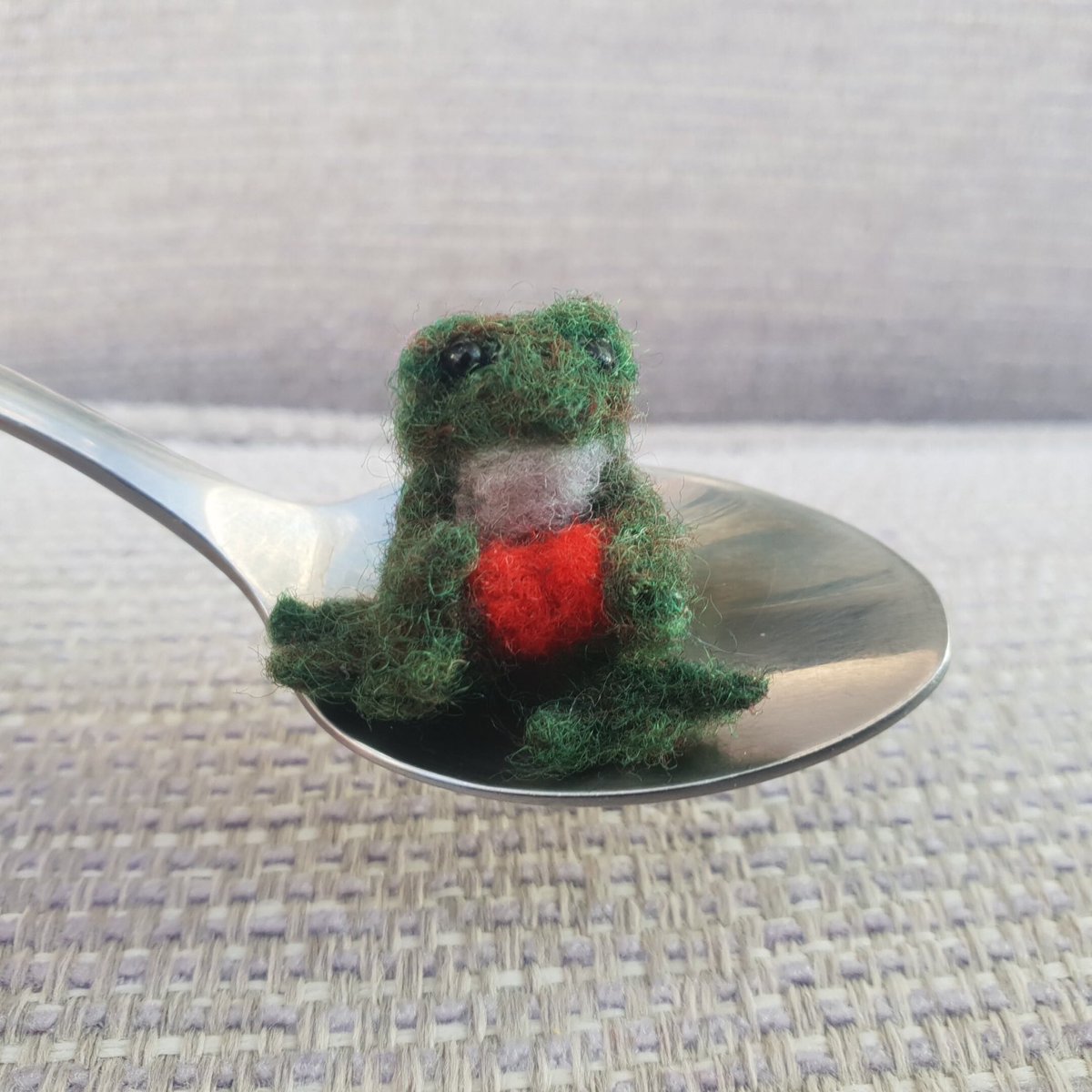 Good morning!
Made a teeny little Frog! He would love to keep you company by sitting at your work desk. He promises not to distract you by jumping around.
Thank you 🐸❤️
etsy.me/40EQ29D
#etsy #frog #earlybiz #miniatures #handmade