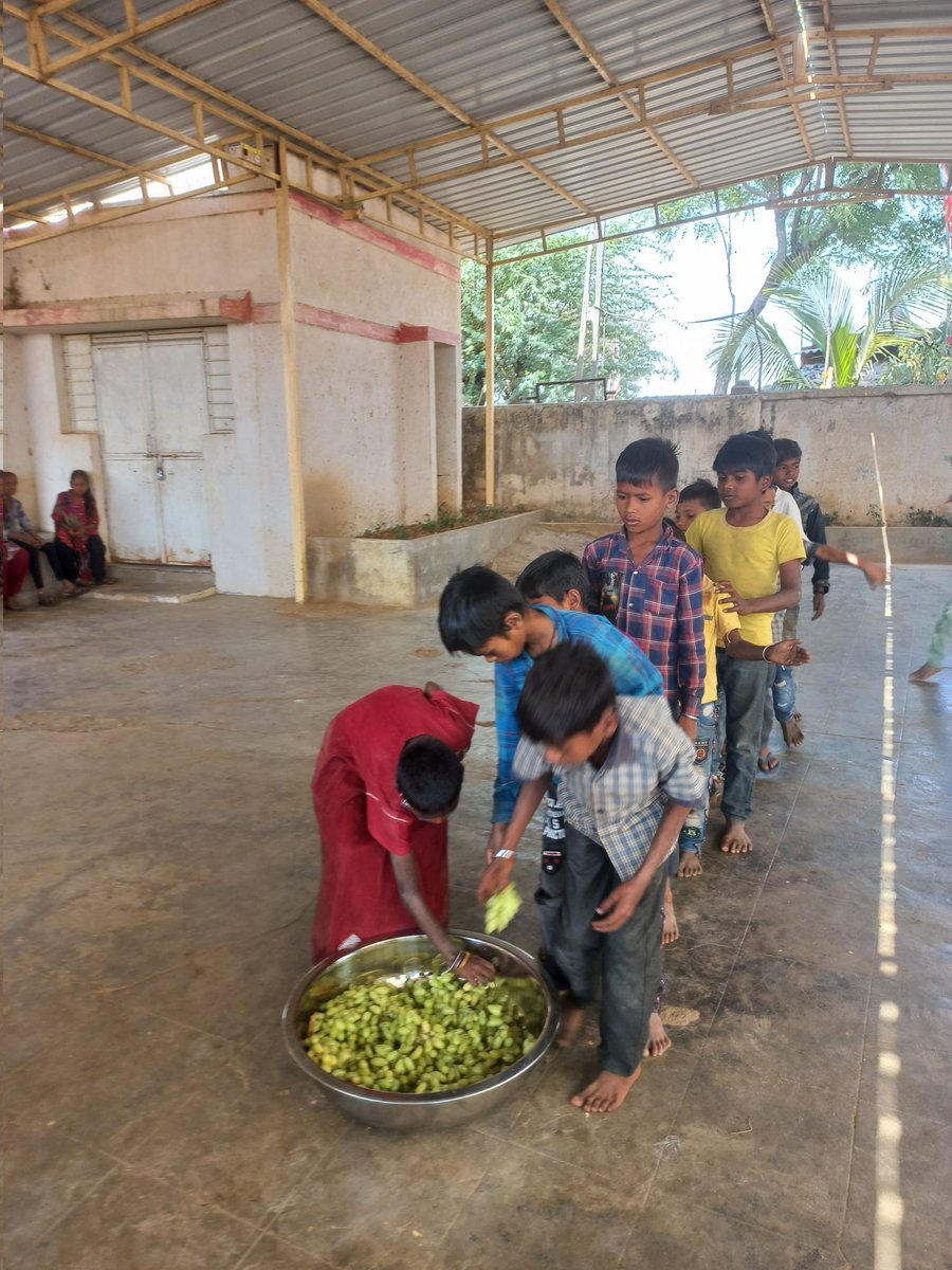 sunnysweet201's tweet photo. ફ્રૂટ પાર્ટી રાઉન્ડ નંબર ૨૦
આજનુ મેનુ - કેસ્યુલ ગ્રીન ગ્રેપ્સ 
૧૦ કિલો દ્રાક્ષ નું આજે વિતરણ કરવામાં આવ્યું.
Kalpesh Merani  thank you so much for your contribution 

#UNICEF   #MidDayMeal  #PMPOSHAN 

#healthyfood  #FitIndiaMovement

#Tribal_areas  #malnutrition https://t.co/3lLUP5ydYK