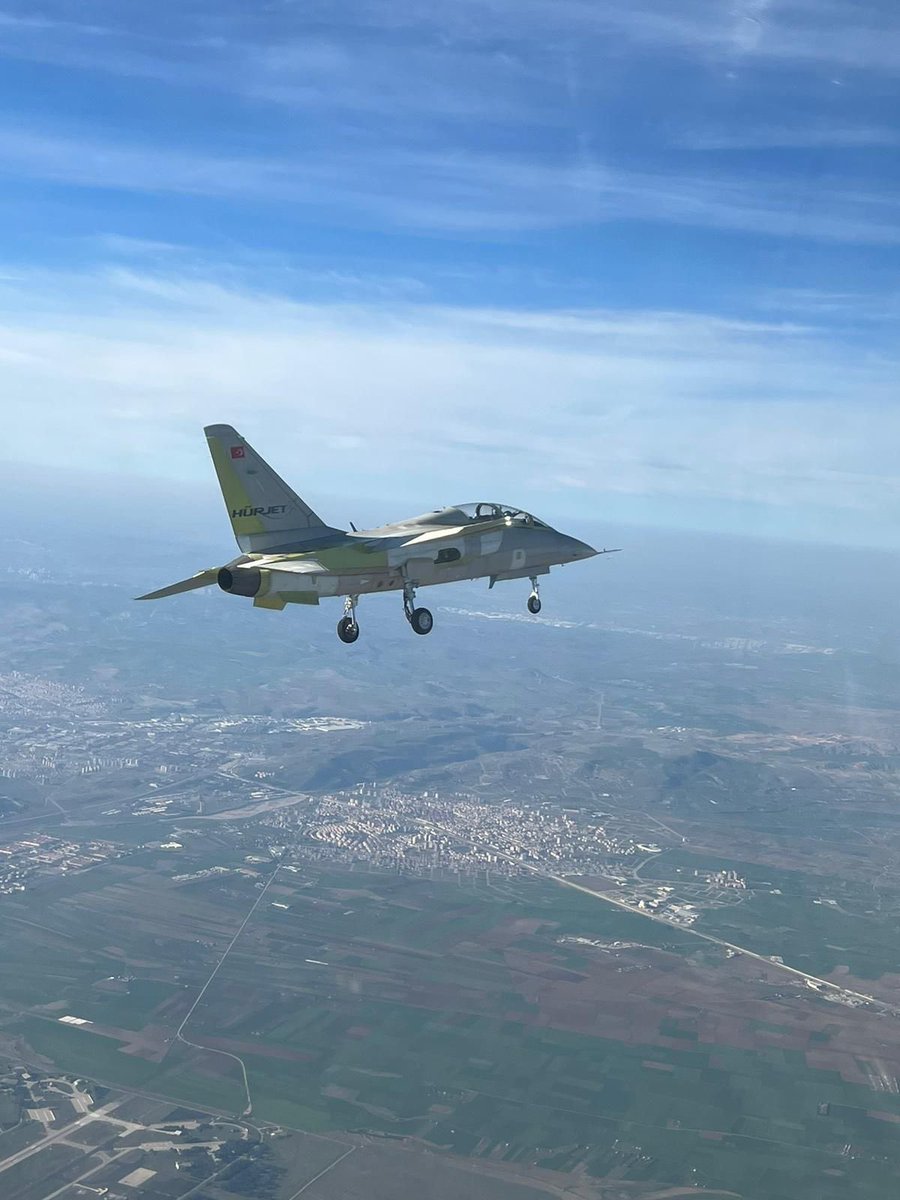 Türkiye’nin ilk jet motorlu askeri uçağı HÜRJET, ilk uçuşunu başarıyla gerçekleştirdi!