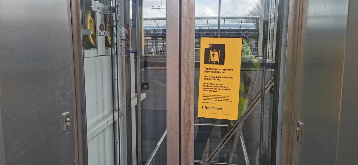 Bijna een jaar (!) later is de lift nog steeds 'tijdelijk' buiten gebruik door vandalisme. <a href="/NS_online/">NS online</a> <a href="/NS_Stations/">NS Stations</a> Maak daar maar gewoon permanent van.