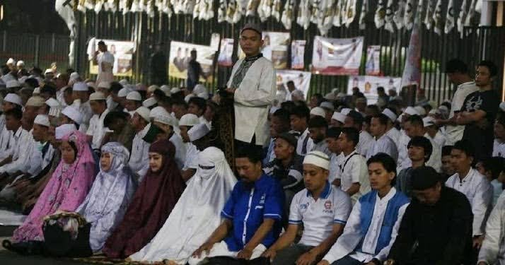 dwioktariyadi's tweet photo. Yth. Pak @ShamsiAli2 

Dulu ketika melihat hal yg sma kok enggak berkomentar ya? Apa karena saat itu Anda 1 gerbong pendukung Pak Prabowo?

Ayolah Pak kalau mau bersuara ya yg kaffah jgn pilah2 gitu dong...🙏🏻

Kira2 parah mana Al Zaitun (NII KW9) dgn photo di bawah? https://t.co/HtI9mHuNQE