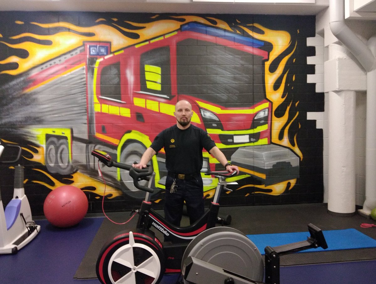 kymenpelastus's tweet photo. Pelastajasta on moneksi - mutta onko monesta pelastajaksi? 👨‍🚒
Elämässä mukana - PELASTAJAT TE-live 11.5. kello 14. Pelastusjohtaja Juhani Carlson kertoo alan työmahdollisuuksista ja pääset seuraamaan pelastaja Toni Kettusen työtä. Linkki: https://t.co/2FJ9EGWGqF https://t.co/Ci6xmVnJ9N