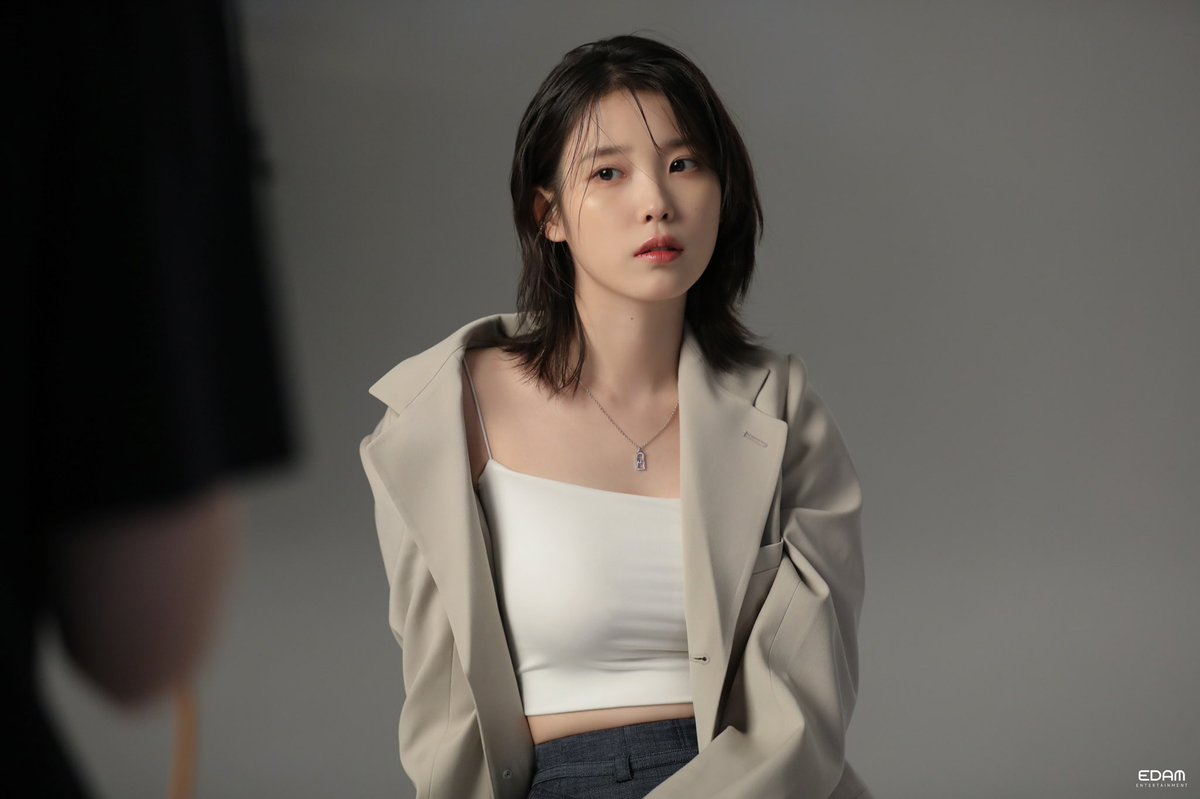 wordsbyIU's tweet photo. IU behind photos for The Big Issue magazine 🔥 https://t.co/SFBtrGLG3C