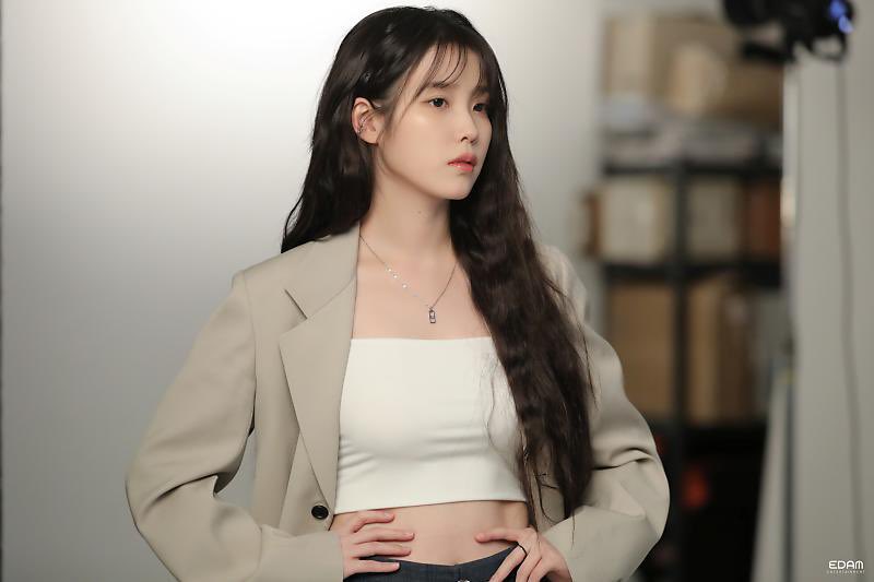 wordsbyIU's tweet photo. IU behind photos for The Big Issue magazine 🔥 https://t.co/SFBtrGLG3C
