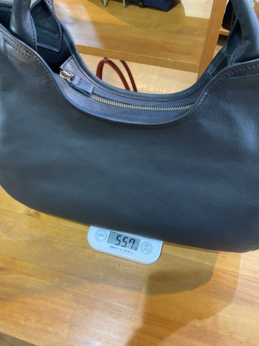 warashina3141's tweet photo. りんご🍎２つ分の本格派の革のbag。
総革仕上げながらこの軽さは驚きです😳
国産の原皮、国内のタンナー、もちろん作り手も国内の職人です。
#オールジャパン
#日本製
#bstuff
#島田市 https://t.co/Ha8WaEn8OV