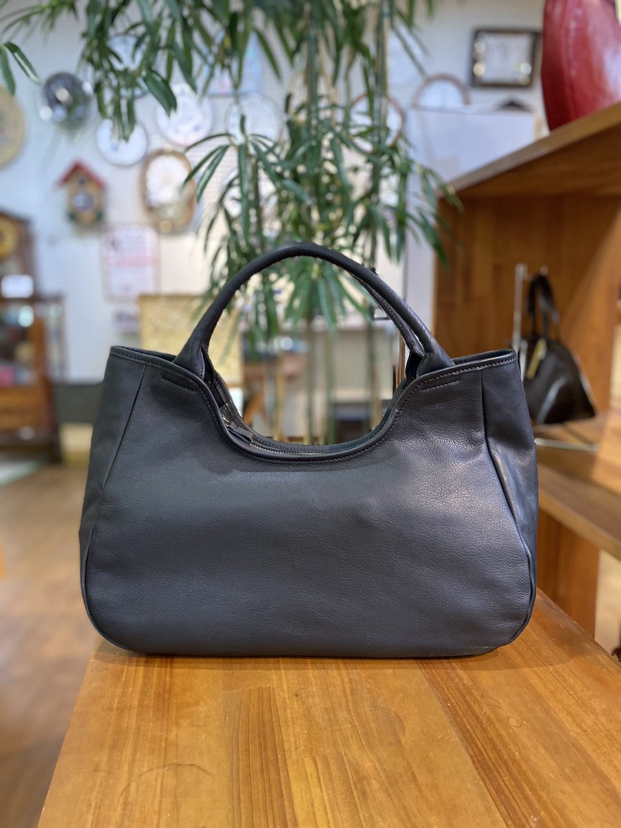 warashina3141's tweet photo. りんご🍎２つ分の本格派の革のbag。
総革仕上げながらこの軽さは驚きです😳
国産の原皮、国内のタンナー、もちろん作り手も国内の職人です。
#オールジャパン
#日本製
#bstuff
#島田市 https://t.co/Ha8WaEn8OV