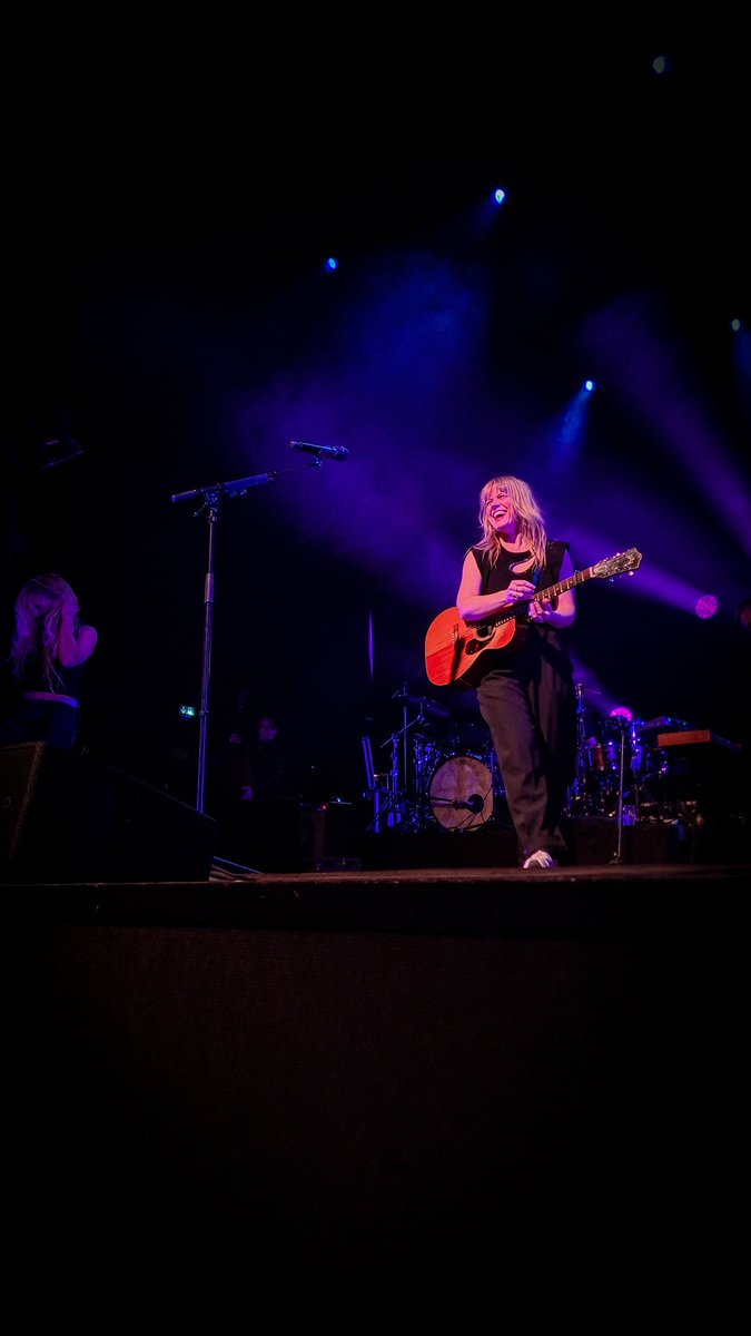 Liw48's tweet photo. Last Night in Hannover ❤️
Es war sehr besonders und so eine schöne Atmosphäre. Danke @IlseDeLange, dass du jeden Abend dein Herz auf der Bühne lässt! 🫶🏻
Ps: Confetti Shotgun ist so ein live Hit und ich liebe die Botschaft von dem Song 😃 https://t.co/7G6iGfSwO7