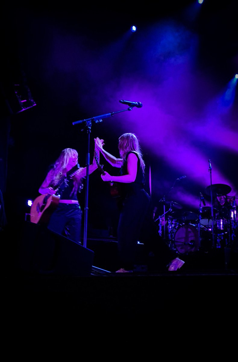 Liw48's tweet photo. Last Night in Hannover ❤️
Es war sehr besonders und so eine schöne Atmosphäre. Danke @IlseDeLange, dass du jeden Abend dein Herz auf der Bühne lässt! 🫶🏻
Ps: Confetti Shotgun ist so ein live Hit und ich liebe die Botschaft von dem Song 😃 https://t.co/7G6iGfSwO7