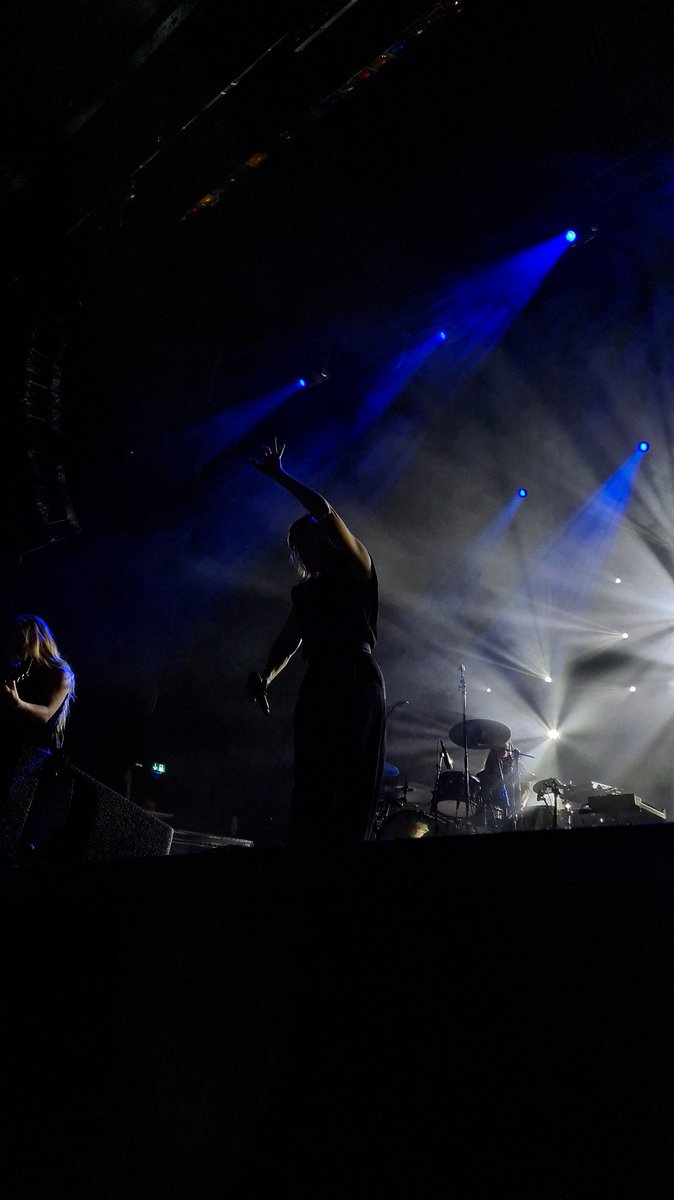 Liw48's tweet photo. Last Night in Hannover ❤️
Es war sehr besonders und so eine schöne Atmosphäre. Danke @IlseDeLange, dass du jeden Abend dein Herz auf der Bühne lässt! 🫶🏻
Ps: Confetti Shotgun ist so ein live Hit und ich liebe die Botschaft von dem Song 😃 https://t.co/7G6iGfSwO7