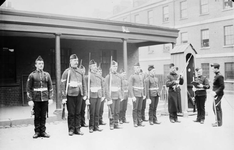 Guard of the Leinster Regiment, Lieutenant Taylor in command. Halifax Nova Scotia, 1899.

(LAC 3332837)
#Halifax #cdnhistory