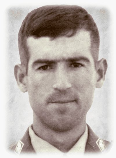 ConsuorF's tweet photo. #TalDiaComoHoy de 1979 y al día siguiente de asesinar a Manuel Florentin, también en #Barcelona, los #GRAPO asesinaron al @policia Rafael Gómez Cobacho, se encontraba de servicio en la puerta de la comisaría, los terroristas lo ametrallaron desde un coche en marcha.

HILO ⤵️ https://t.co/zvOWmnyTAK